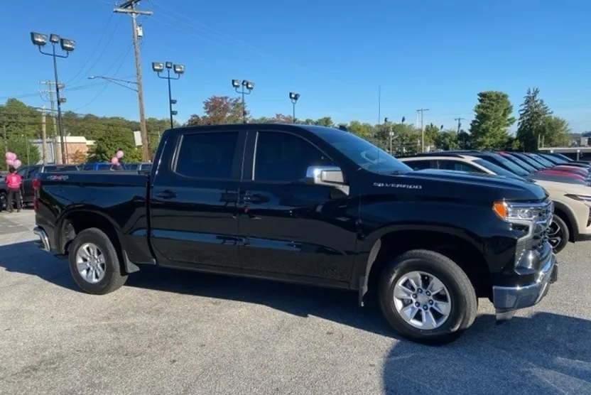2023 Chevrolet Silverado 1500 LT photo 1