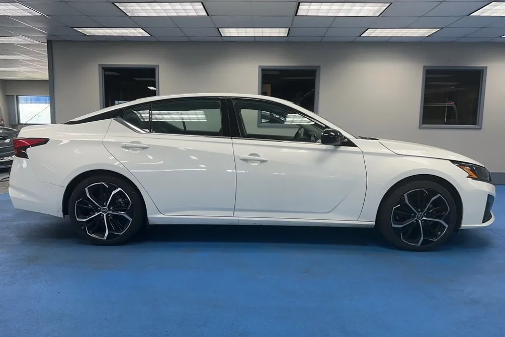 2024 Nissan Altima 2.5 SR photo 1