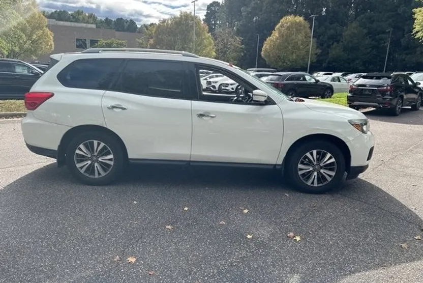2017 Nissan Pathfinder S photo 1