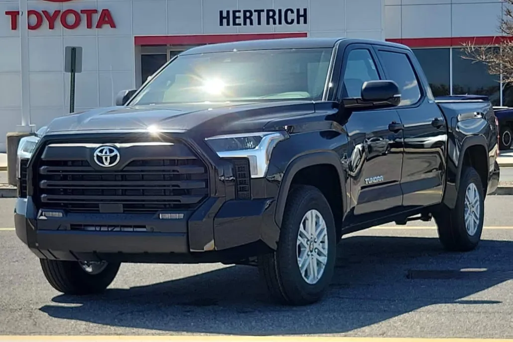 2025 Toyota Tundra SR5 CrewMax photo 1