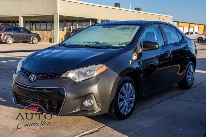 2015 Toyota Corolla LE photo 1