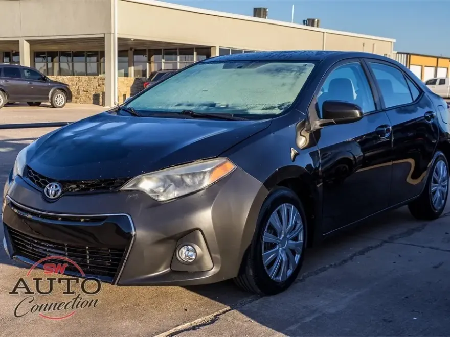 2015 Toyota Corolla LE photo 1
