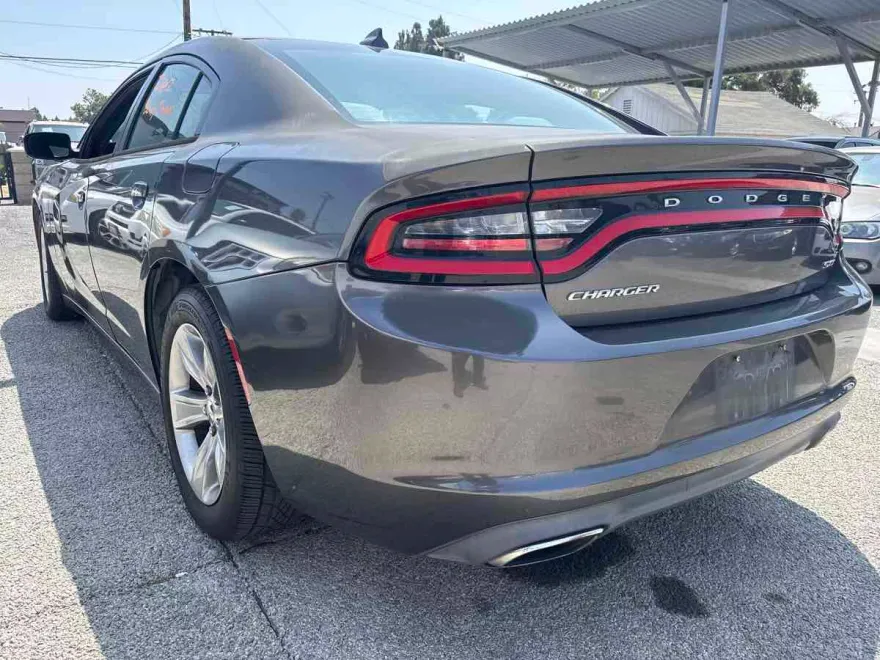 2016 Dodge Charger SXT photo 1