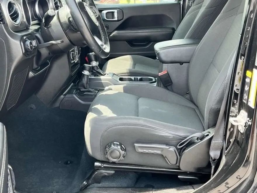 2022 Jeep Wrangler Unlimited Sahara photo 13