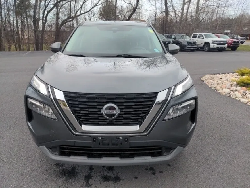 2022 Nissan Rogue SV photo 2