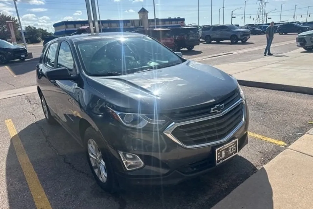 2020 Chevrolet Equinox LS photo 1