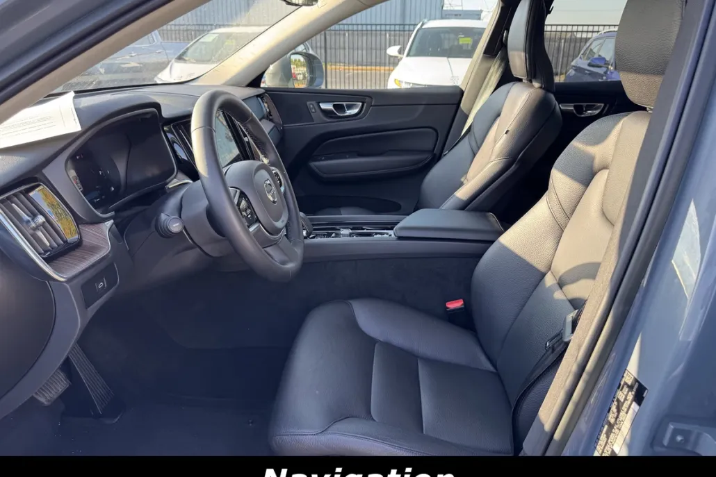 2023 Volvo XC60 B5 Plus photo 1