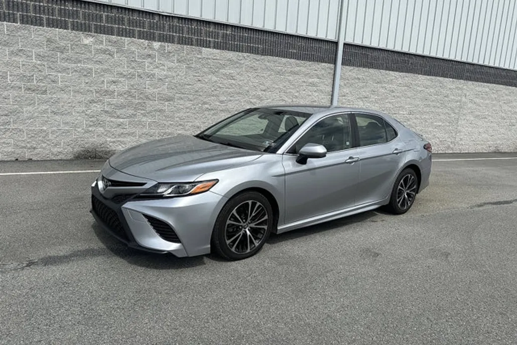 2018 Toyota Camry SE photo 1
