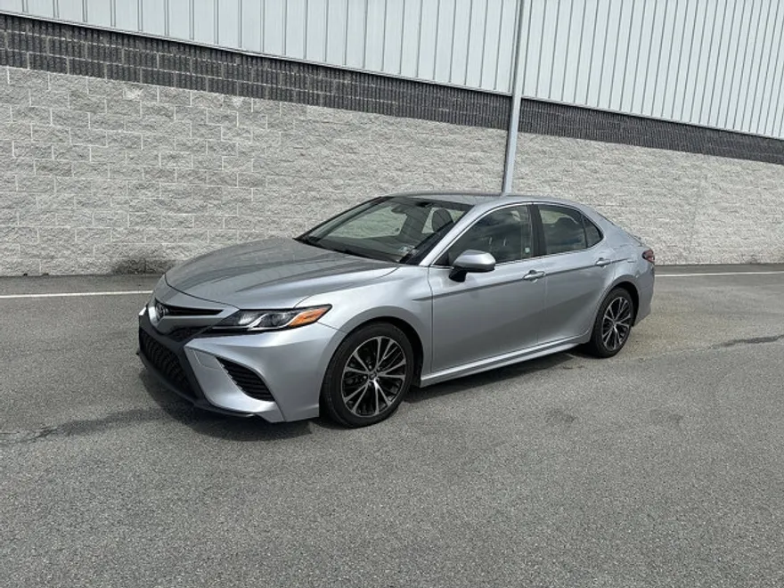 2018 Toyota Camry SE photo 1