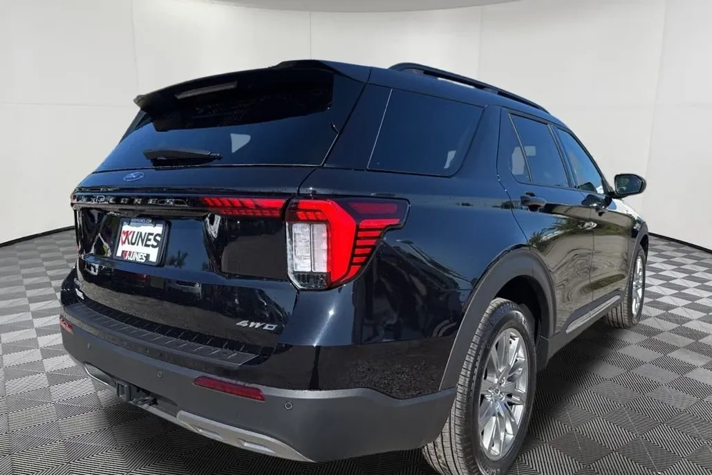 2025 Ford Explorer photo 1