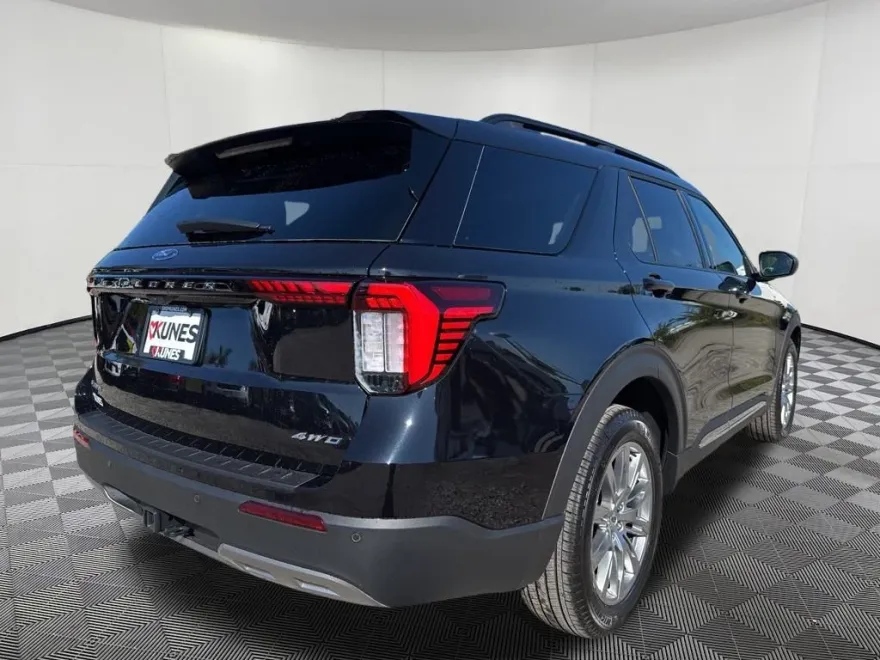 2025 Ford Explorer photo 1