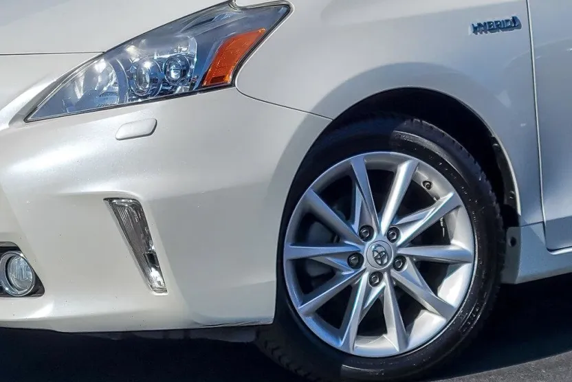 2012 Toyota Prius V Two photo 1