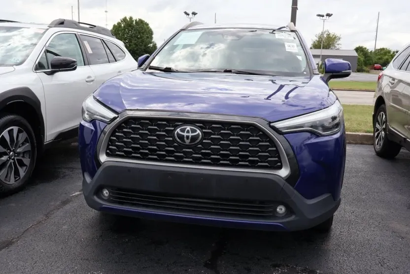 2023 Toyota Corolla Cross XLE photo 1