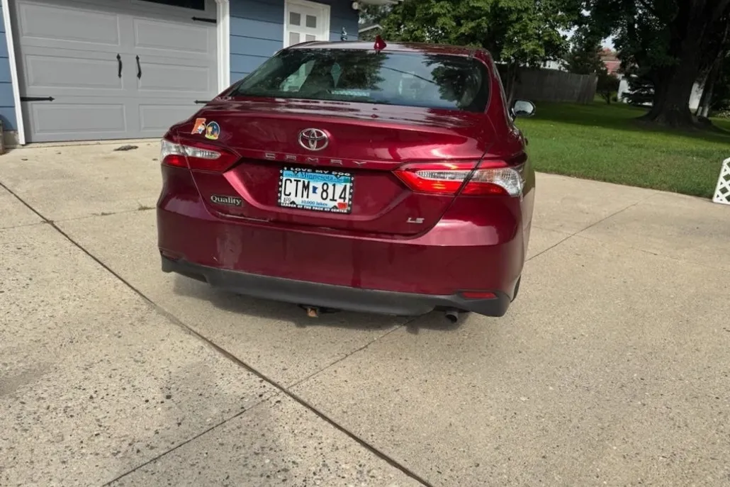 2019 Toyota Camry LE photo 1