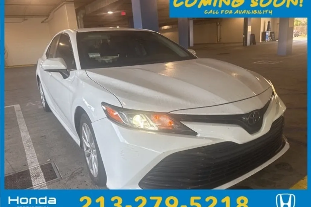 2018 Toyota Camry LE photo 1