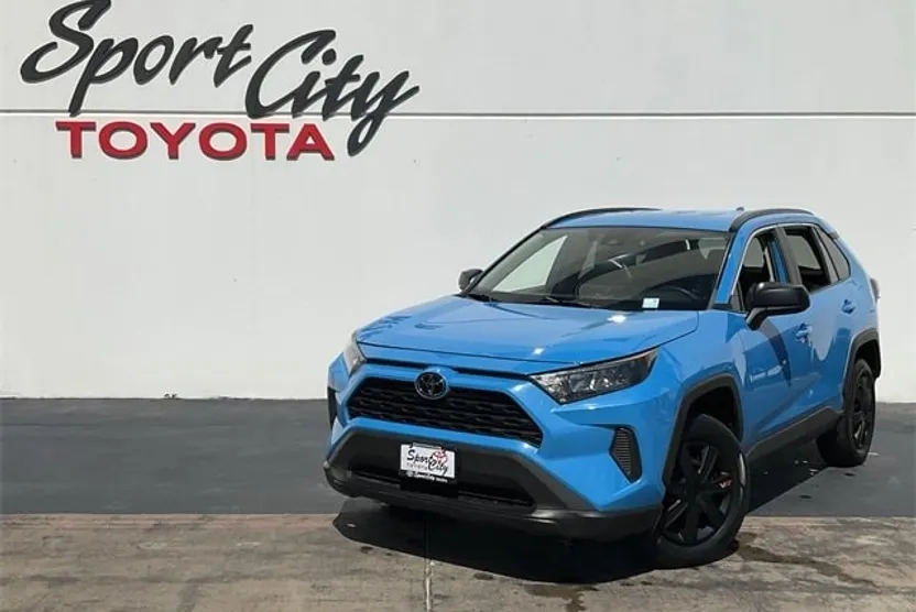 2019 Toyota RAV4 LE photo 1