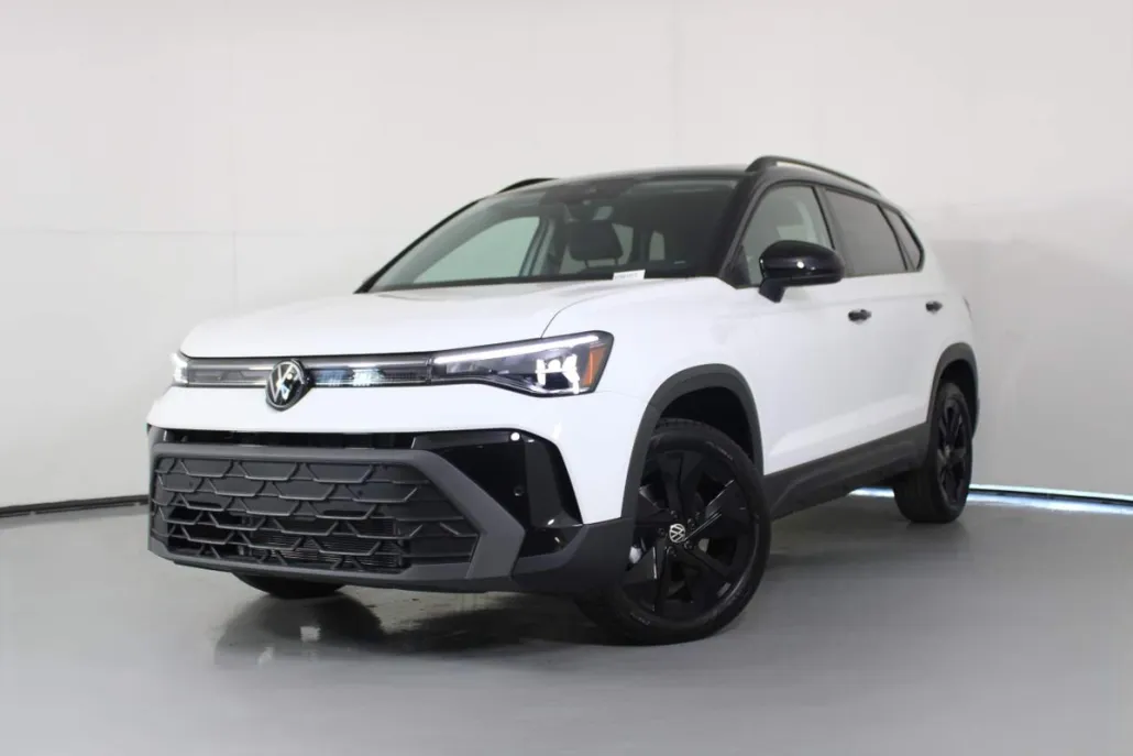 2025 Volkswagen Taos SE photo 1