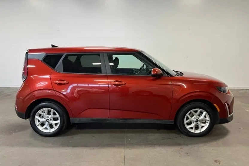 2023 Kia Soul LX photo 1