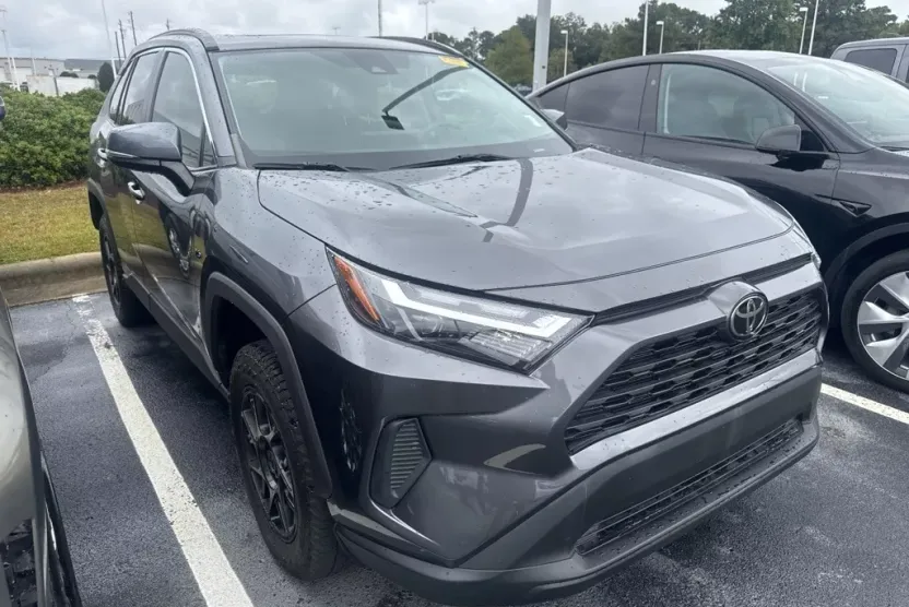 2023 Toyota RAV4 XLE photo 1