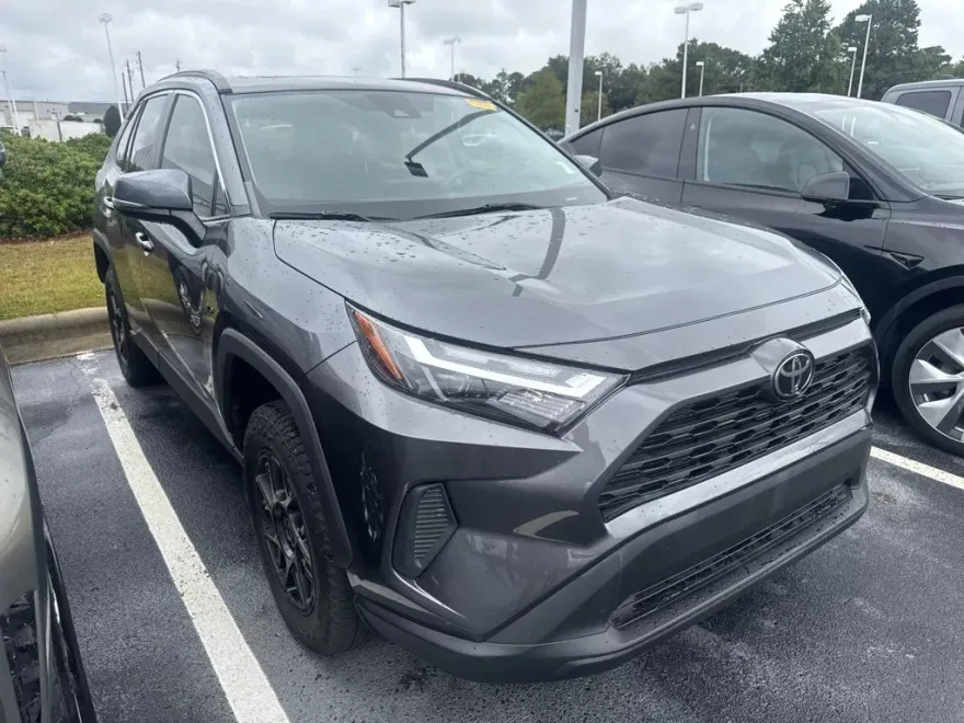 2023 Toyota RAV4 XLE photo 1