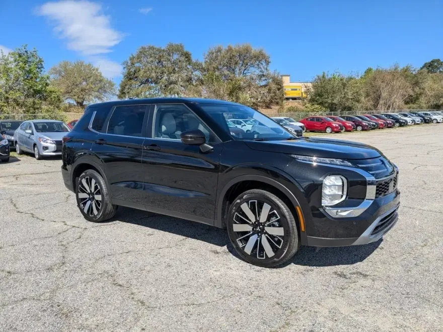 2025 Mitsubishi Outlander SE photo 1