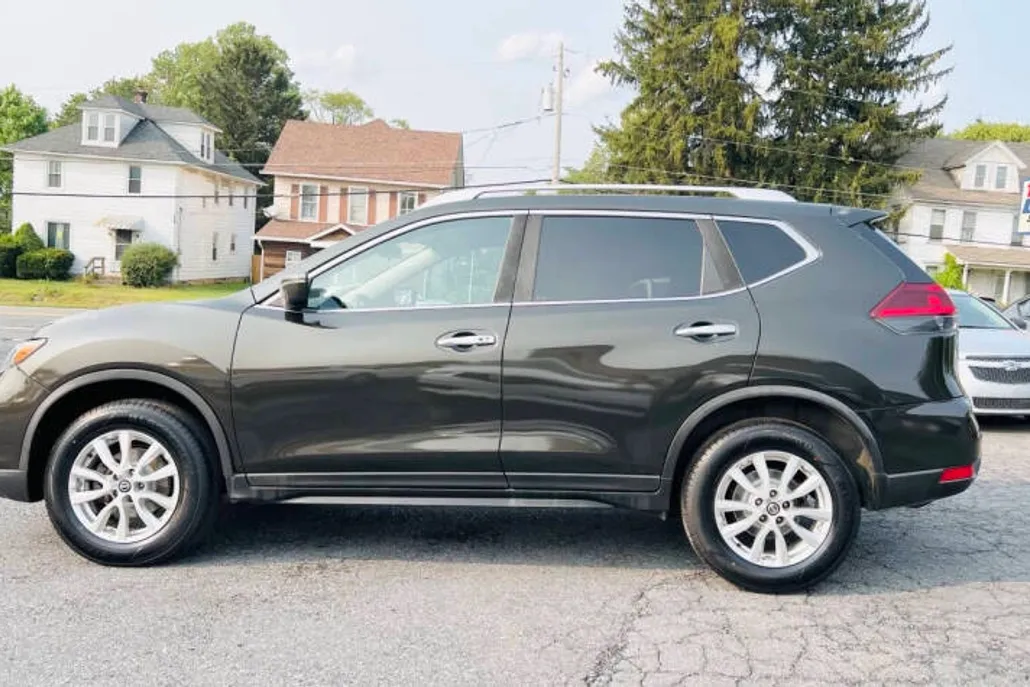 2017 Nissan Rogue SV photo 1