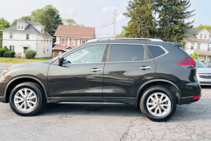 2017 Nissan Rogue SV photo 1
