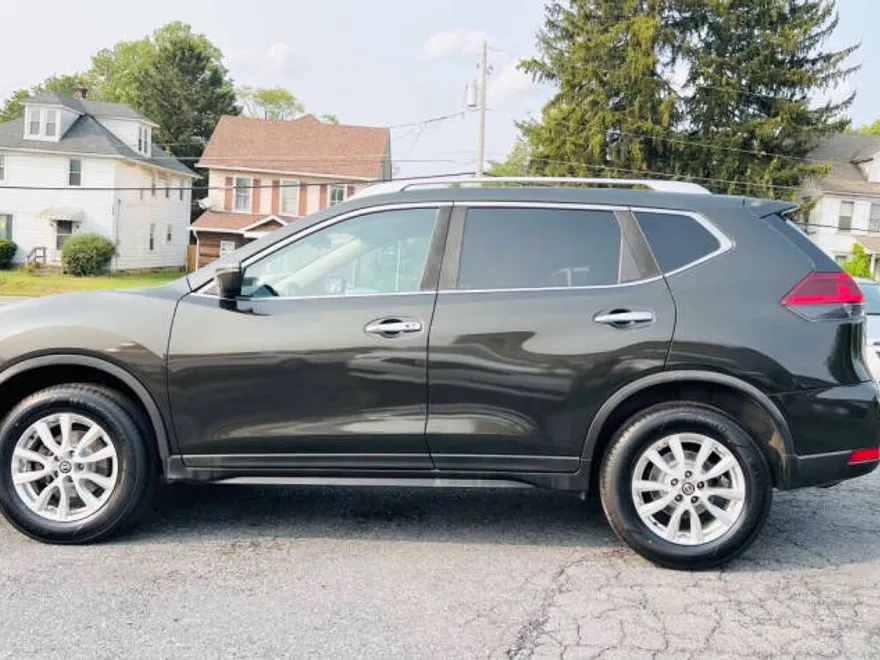2017 Nissan Rogue SV photo 1