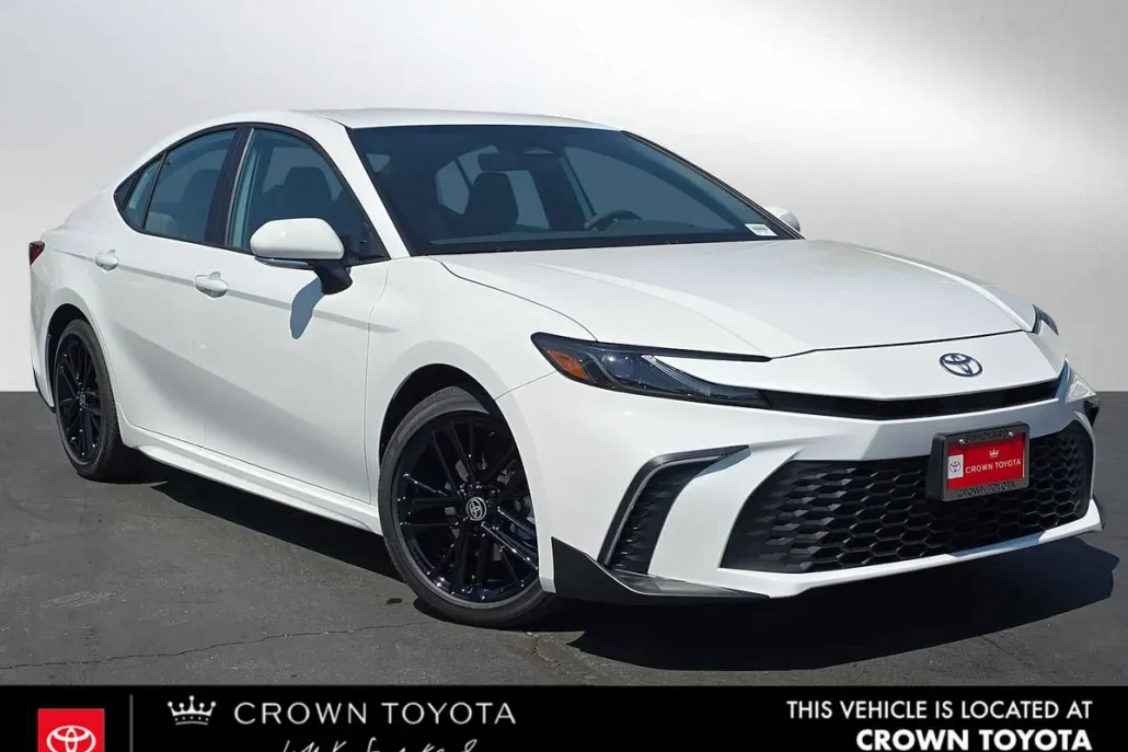 2025 Toyota Camry SE photo 1