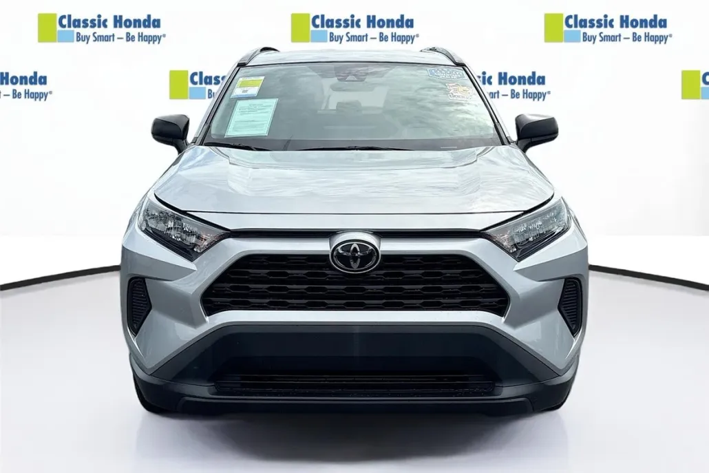2021 Toyota RAV4 LE photo 1