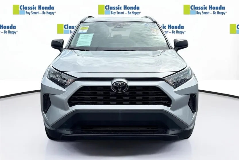 2021 Toyota RAV4 LE photo 1