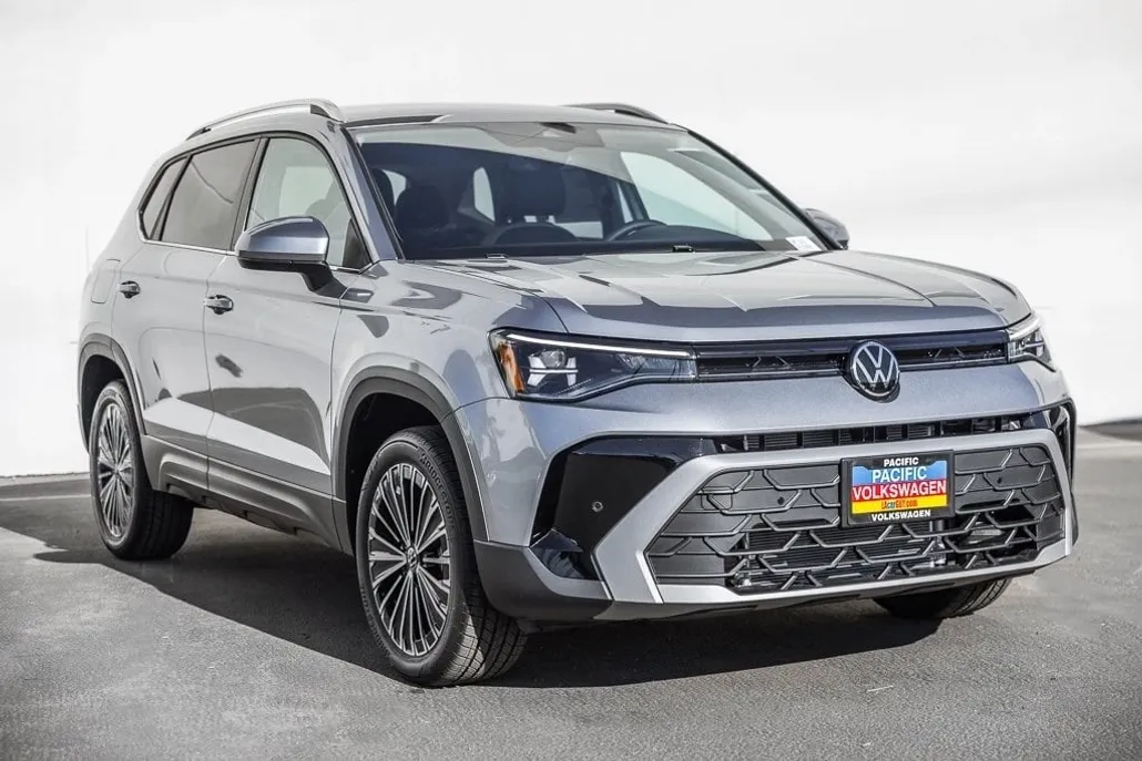 2025 Volkswagen Taos SE photo 1