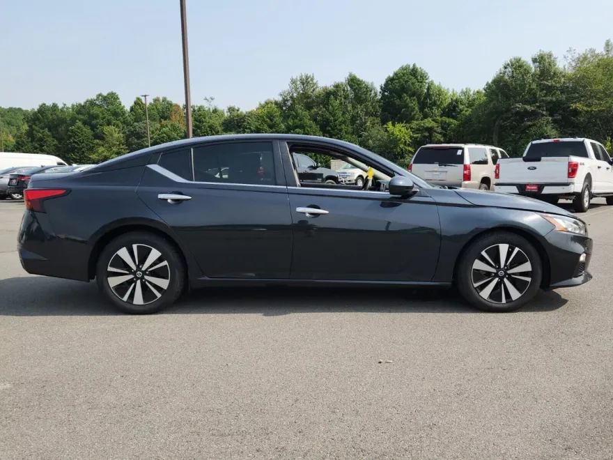 2022 Nissan Altima 2.5 SV photo 1