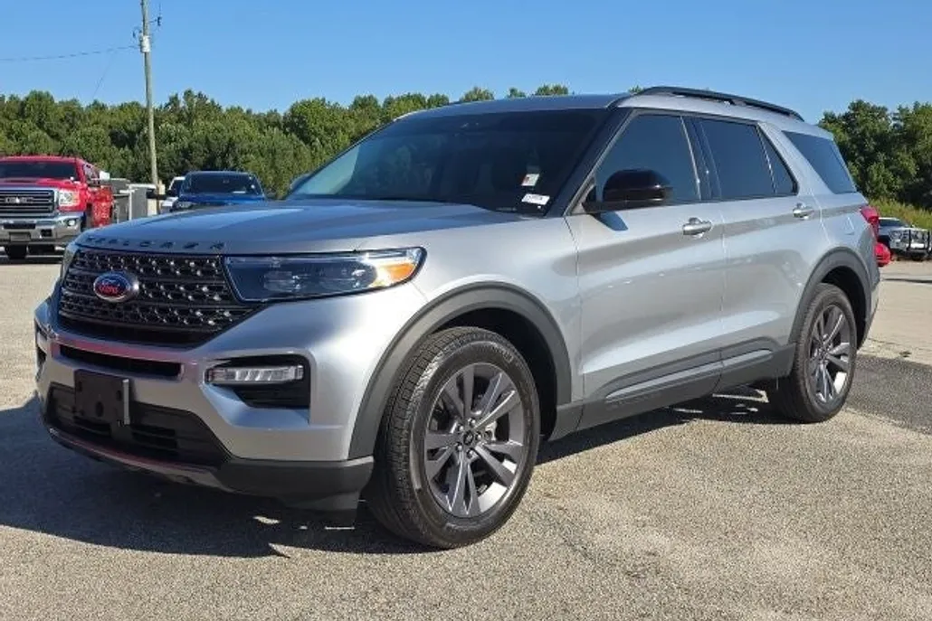 2023 Ford Explorer XLT photo 1
