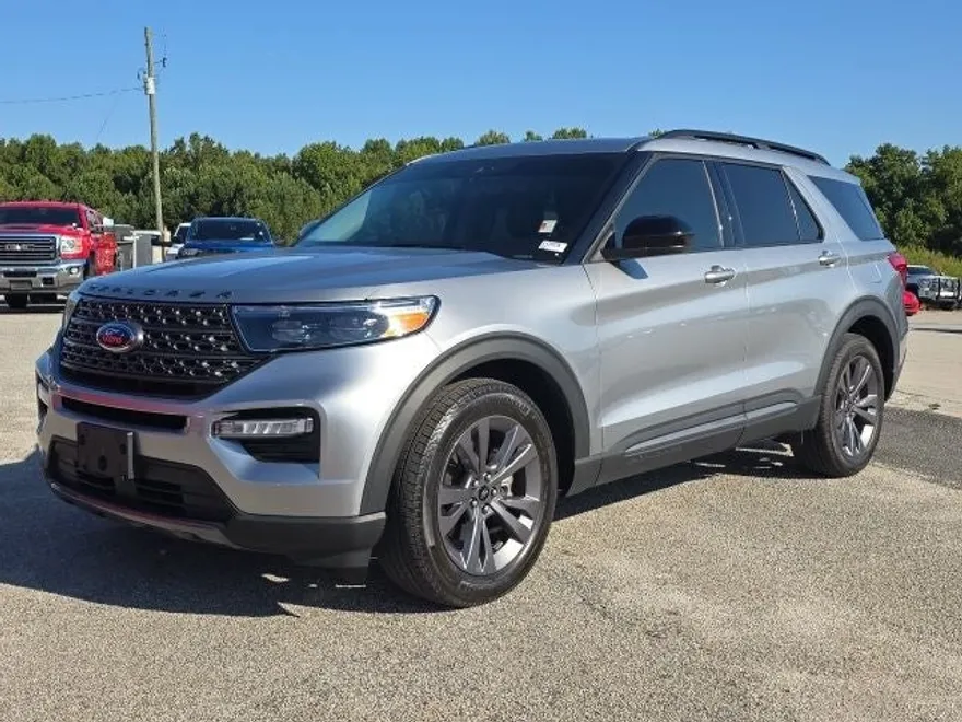 2023 Ford Explorer XLT photo 1