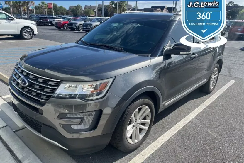 2017 Ford Explorer XLT photo 1