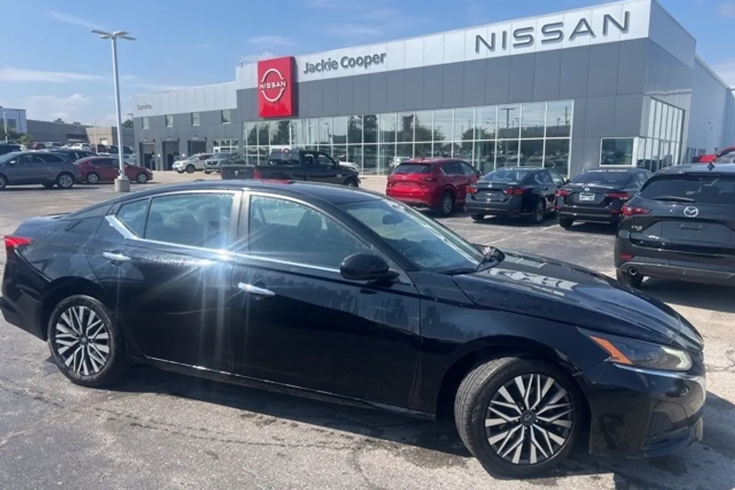 2023 Nissan Altima 2.5 SV photo 1
