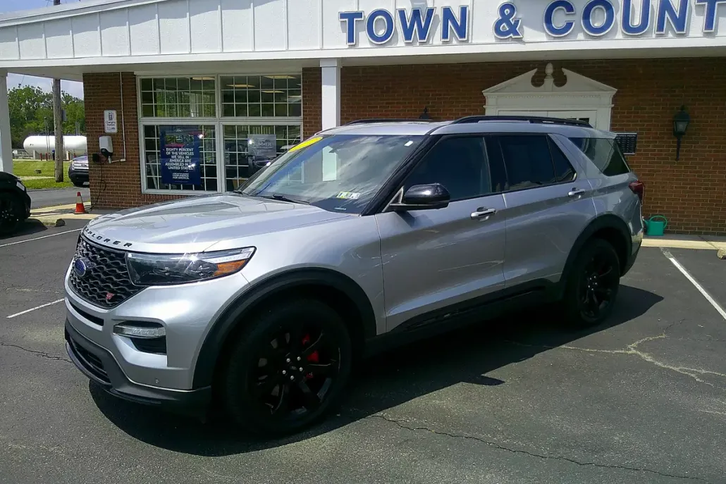 2022 Ford Explorer ST photo 1