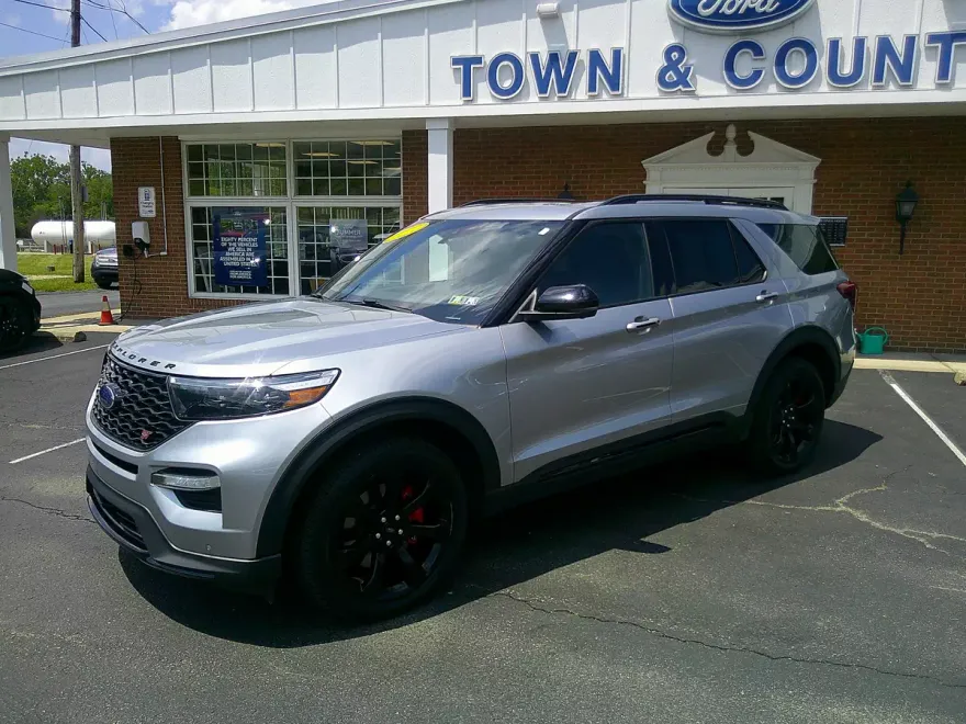 2022 Ford Explorer ST photo 1