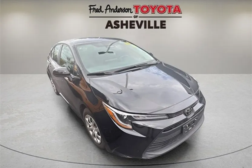 2024 Toyota Corolla LE photo 1