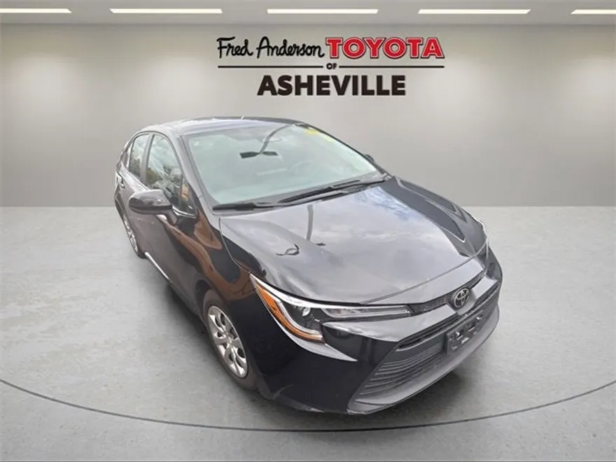 2024 Toyota Corolla LE photo 1