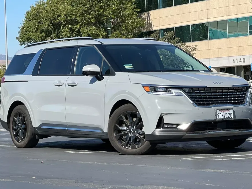 2023 Kia Carnival SX photo 1