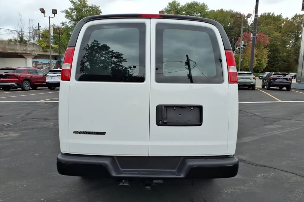 2025 Chevrolet Express Cargo 3500 photo 1