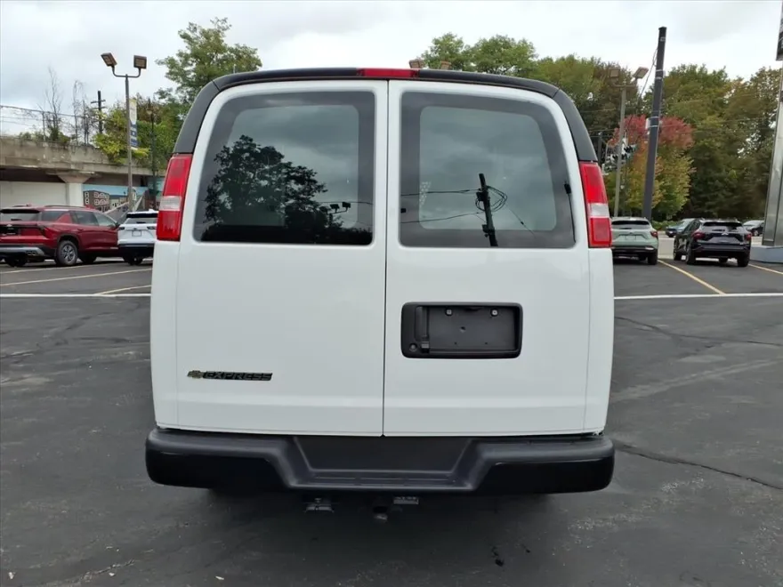 2025 Chevrolet Express Cargo 3500 photo 1