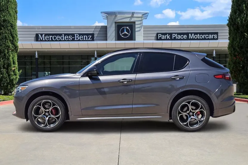 2023 Alfa Romeo Stelvio Ti photo 1