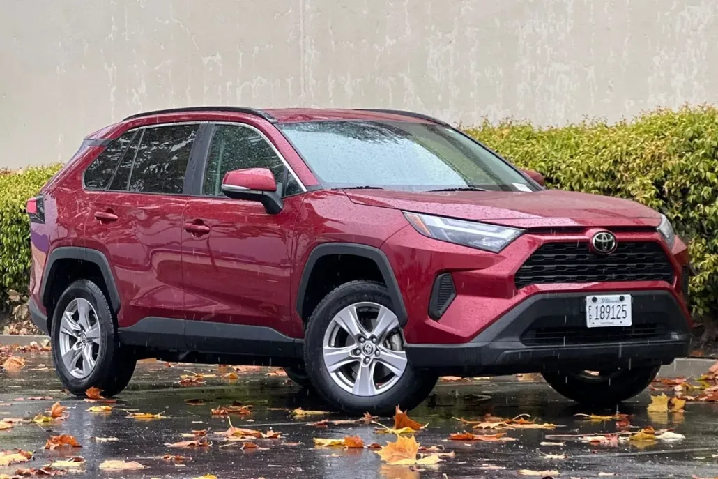 2022 Toyota RAV4 XLE photo 1
