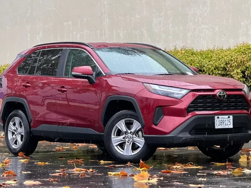 2022 Toyota RAV4 XLE photo 1