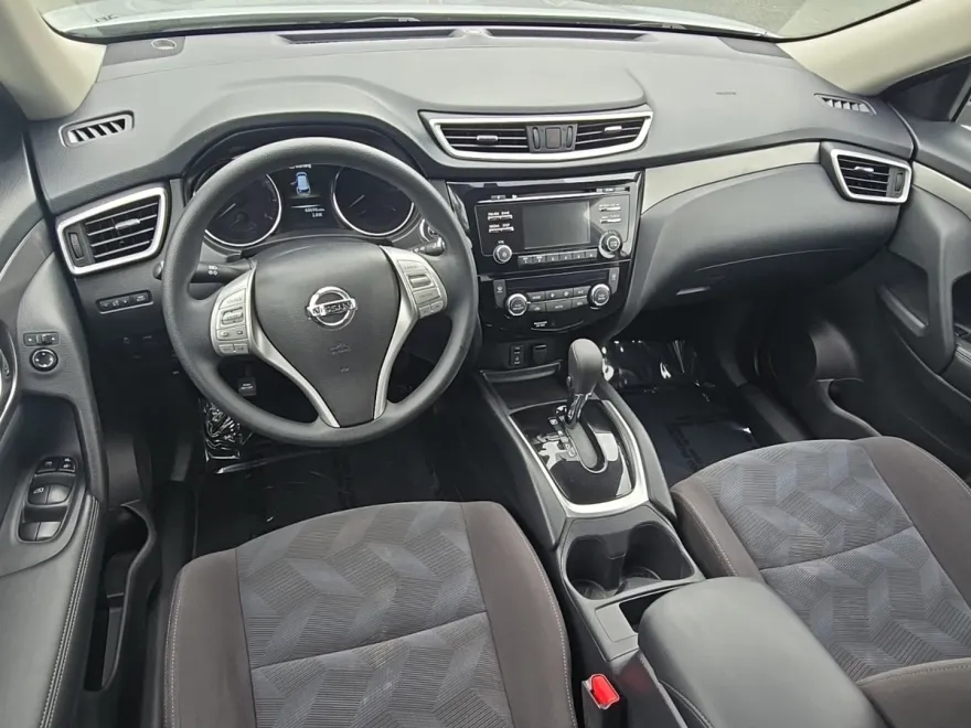 2016 Nissan Rogue SV photo 1