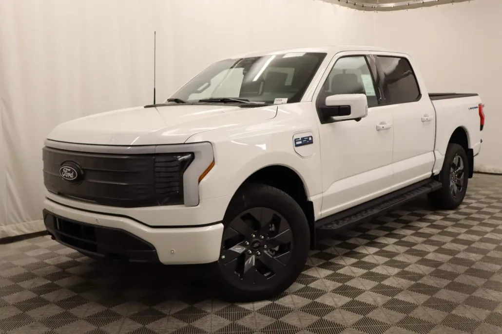 2025 Ford F-150 Lightning Lariat photo 1