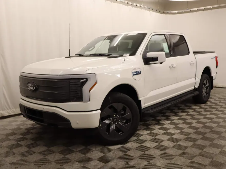 2025 Ford F-150 Lightning Lariat photo 1